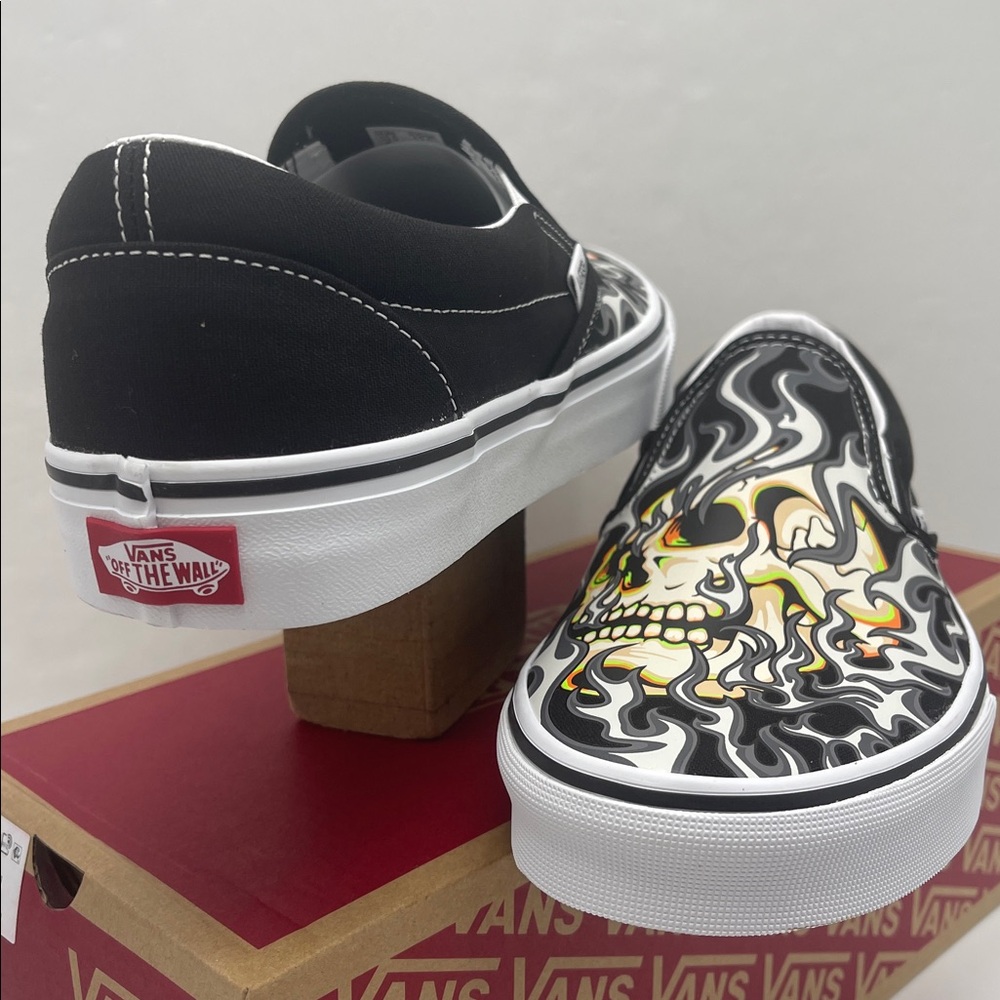 Vans WMNS Classic Slip-On
Flame Skull Black/True White
VN0009Q7BMX Sneakers - Picture 10 of 16